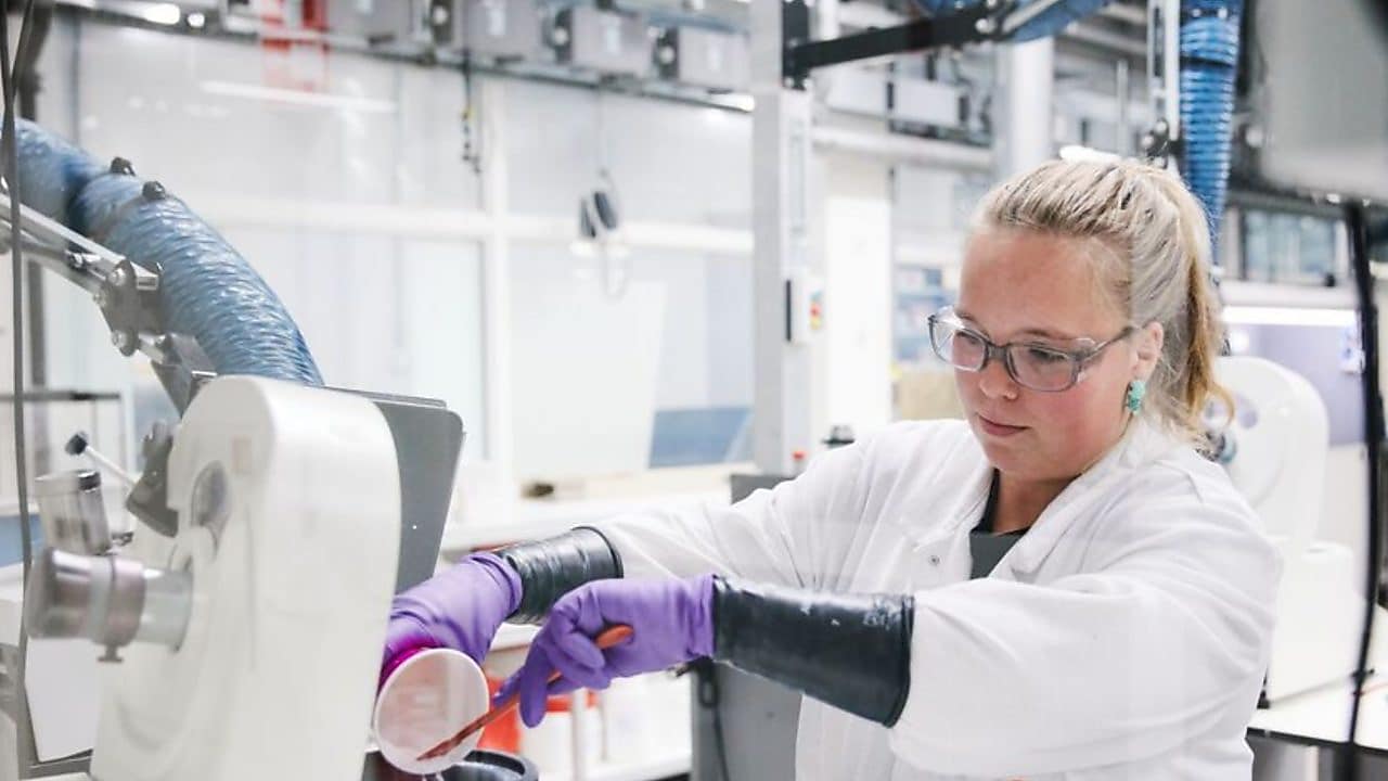 Women working in a lab